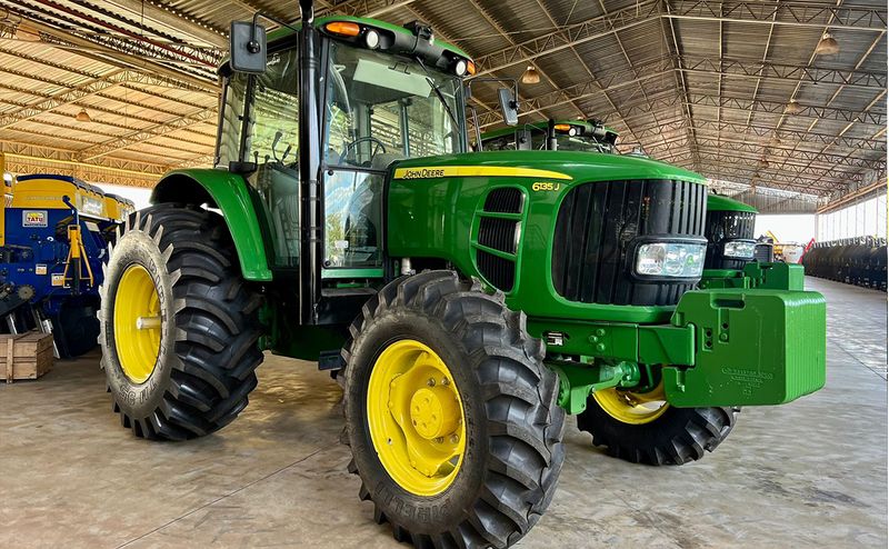 trator_johndeere_6135J_4x4_7