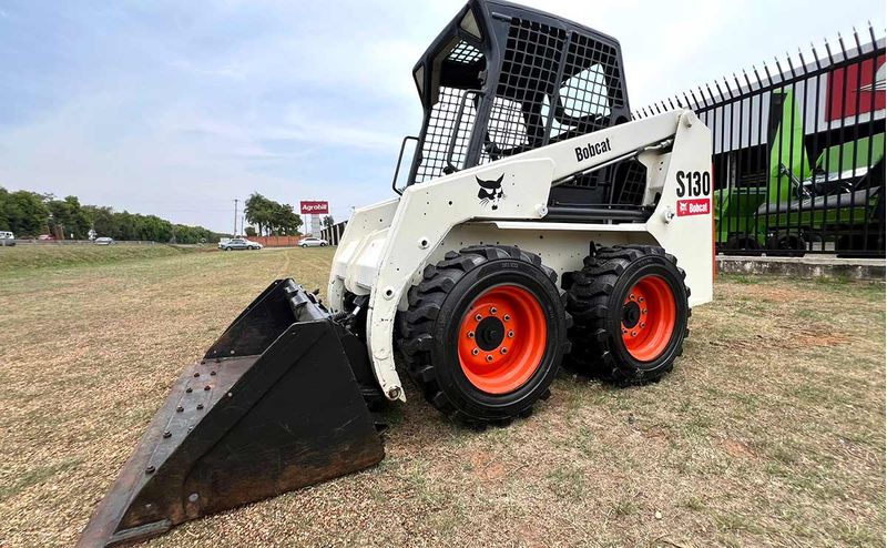 mini-carregadeira-bobcat-s130-compacta-2