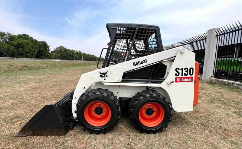 mini-carregadeira-bobcat-s130-compacta-1