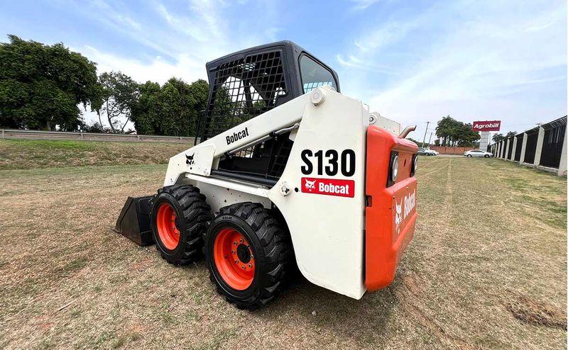 mini-carregadeira-bobcat-s130-compacta-4