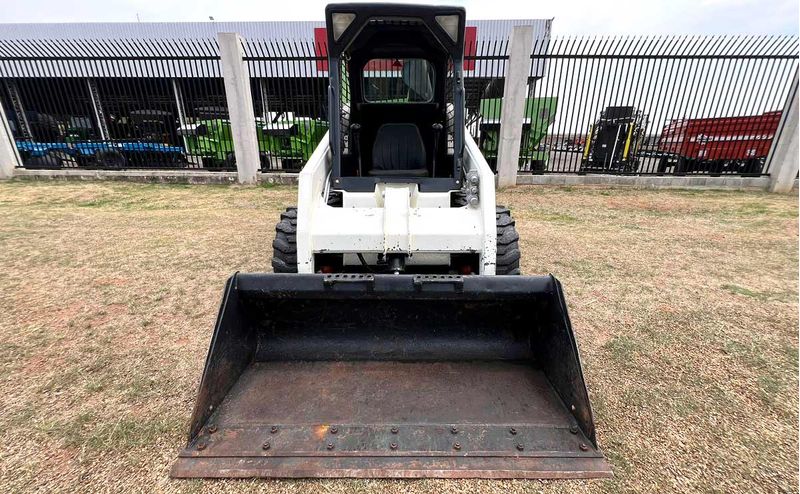 mini-carregadeira-bobcat-s130-compacta-7