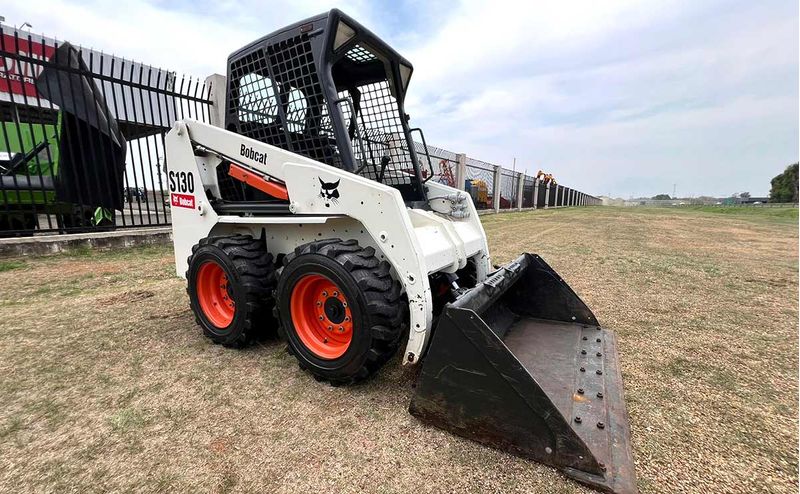 mini-carregadeira-bobcat-s130-compacta-8