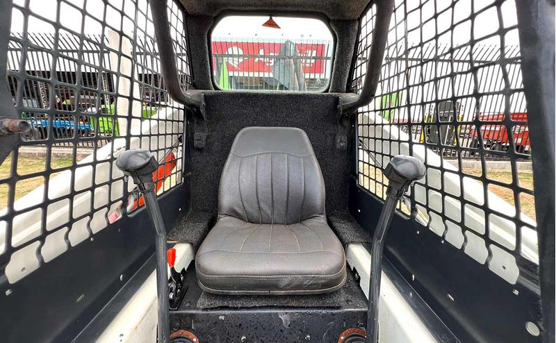 mini-carregadeira-bobcat-s130-compacta-10