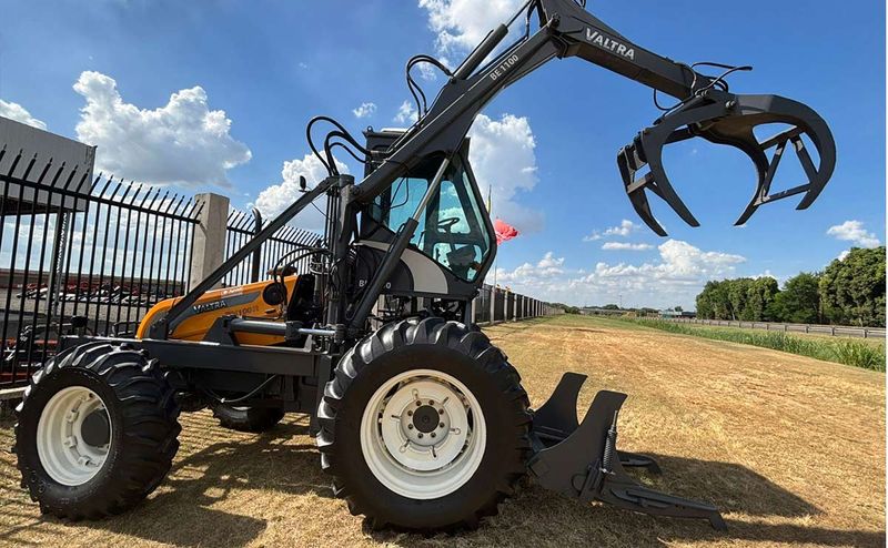 valtra-bm-100-4x4-4.jpg