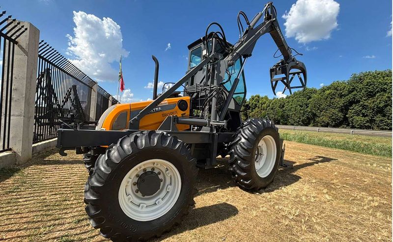 valtra-bm-100-4x4-5.jpg