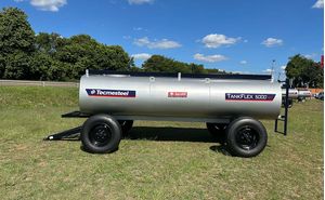 Tanque De Agua E Diesel Tankflex 5000 Litros 2 Eixos R Simples C Roda E Pneus 7.5-16 Tecmesteel