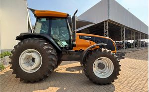 Trator VALTRA BM 135 4x4 ano 2023 com 49 horas seminovo