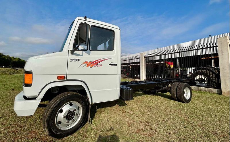 caminhao-mercedes-benz-modelo-710-no-chassi-branco-4