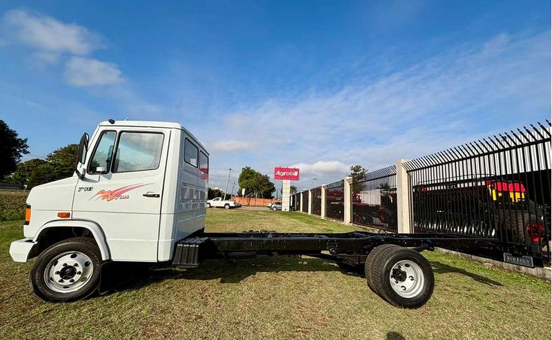 caminhao-mercedes-benz-modelo-710-no-chassi-branco-9