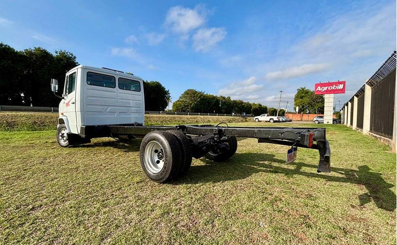 caminhao-mercedes-benz-modelo-710-no-chassi-branco-8