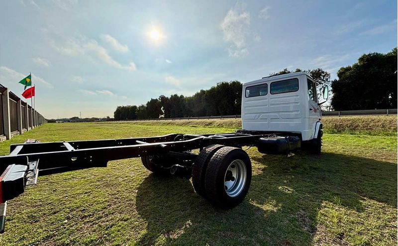caminhao-mercedes-benz-modelo-710-no-chassi-branco-7