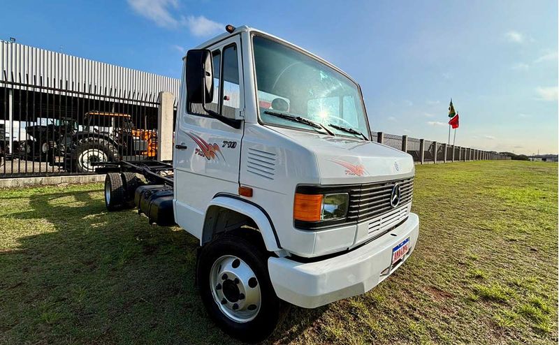 caminhao-mercedes-benz-modelo-710-no-chassi-branco-10