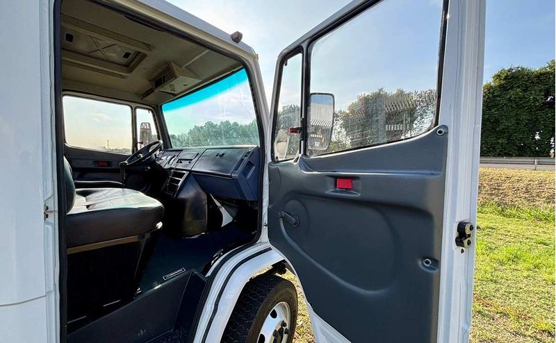 caminhao-mercedes-benz-modelo-710-no-chassi-branco-3